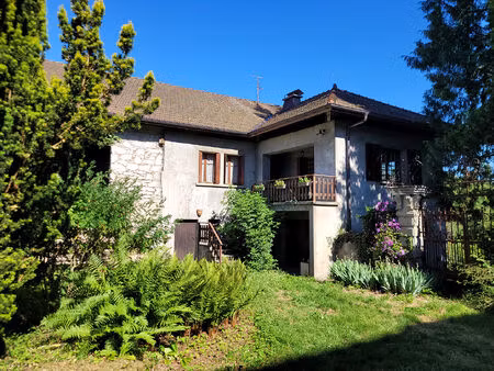 seythenex. maison a renover avec dependances.