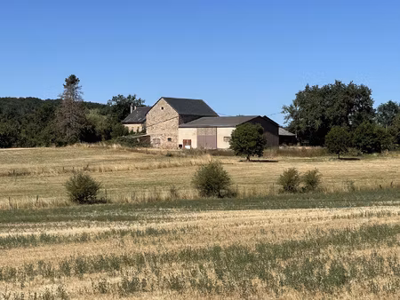 corps de ferme avec dépendances et terrains agricoles situé