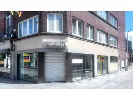 uitstekend gelegen hoeklocatie met indrukwekkende gevelbr...