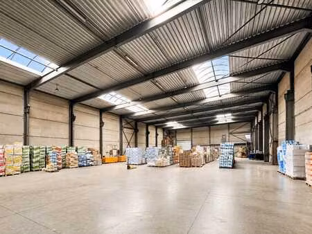 bedrijfsgebouw met kantoren en magazijn