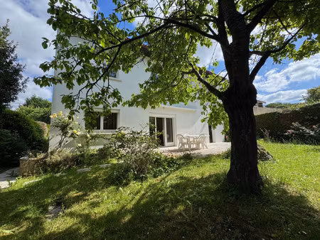 maison individuelle de 216 m2 habitable avec jardin et 6 ch