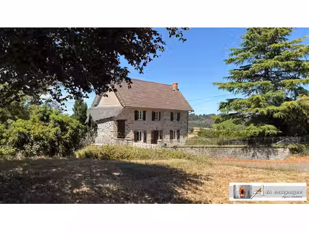 charmante maison en pierres avec une vue lointaine