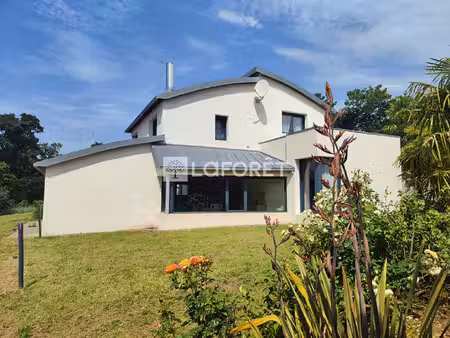 maison d'architecte de 150 m² sur plus de 4 500 m² de terrain à moins de 15 min au sud de 