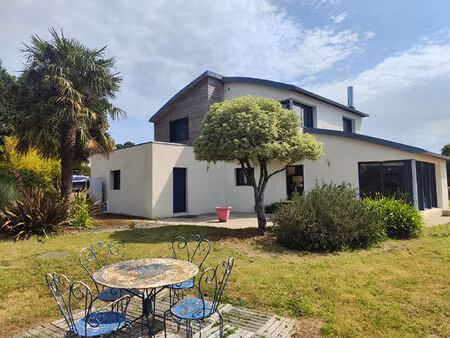 maison d'architecte de 150 m² sur plus de 4 500 m² de terrain ? à moins de 15 min de guing