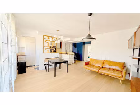 3 pieces 65 m² en parfait état traversant avec balcon et parking
