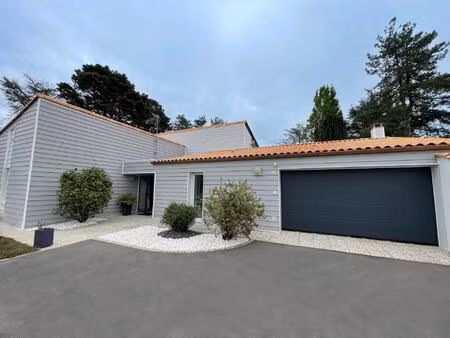 maison d’architecte 213 m² – quartier résidentiel  terrain arboré de 1 400 m²