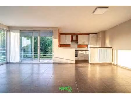 appartement 2 chambres avec parking et terrasse!