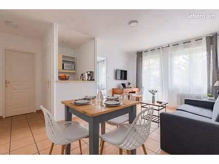 appartement t2 meublé 35 m² avec terrasse ou balcon – parking dans une résidence avec serv