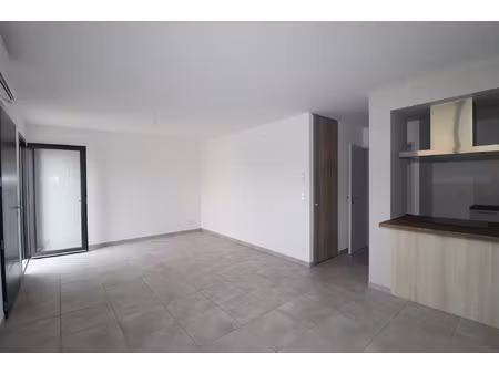 tres bel f3 avec parking et garage secteur auchan