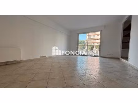 cagnes-centre – appartement 4 pièces rénové de 80 m² + stationnement sous-sol + 2 caves