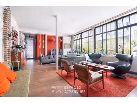 loft aux accents industriels au calme d'une cour proche nation