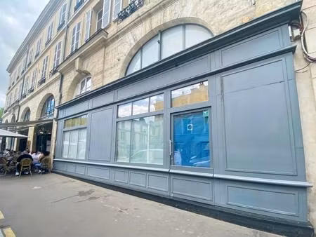 a louer au coeur de versailles  belle boutique sur 2 niveaux
