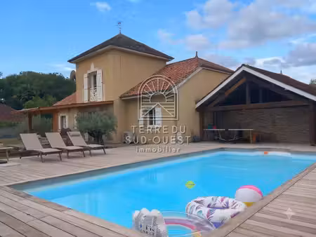 maison familiale soignée avec piscine et espaces de vie généreux