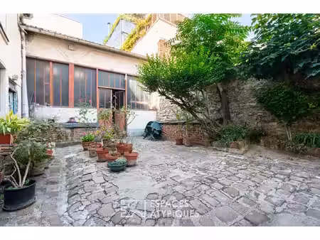 ensemble immobilier sur une cour pavée à rénover