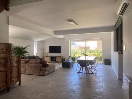 maison de 6 pièces de 207 m2 environ  sur parcelle de 787 m²  dans quartier recherché de v