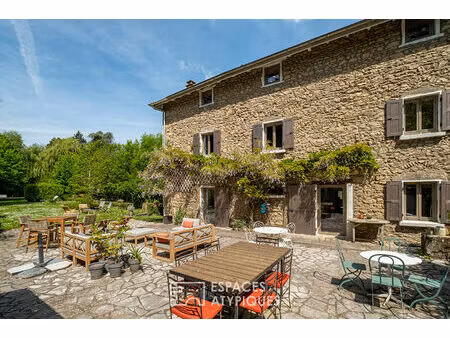 auberge de caractère fin xviiieme siècle entièrement rénovée avec jardin paysagé au coeur 