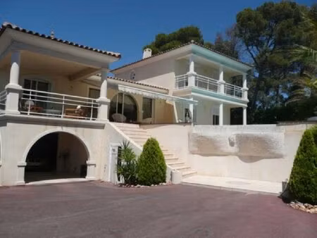 saint raphael  villa de pieces avec piscine a debordement  double garage  vue degagee au..