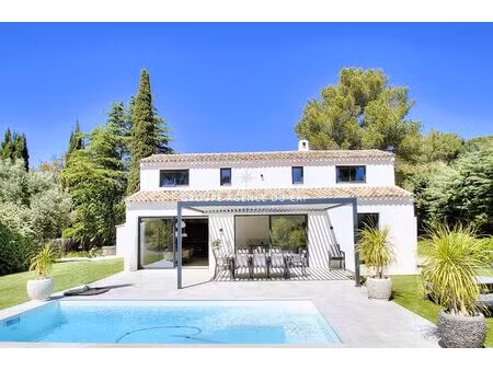 villa avec 4 chambres et piscine dans un quartier residentiel frejus