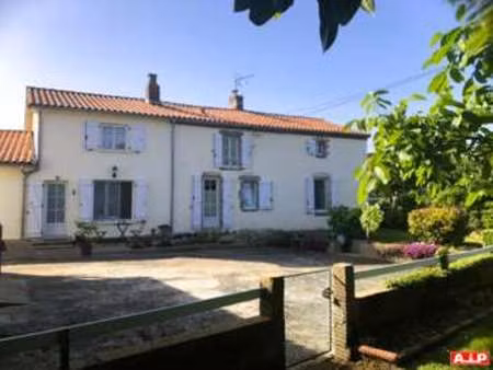 vente maison à pouzauges (85700) : à vendre / 127m² pouzauges