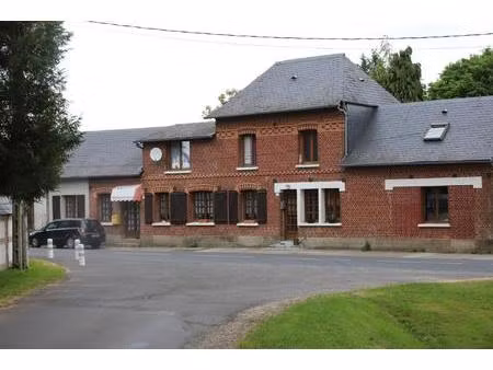aumale : investisseurs  immeuble composé de 2 appart  4 studios. bon rendement.