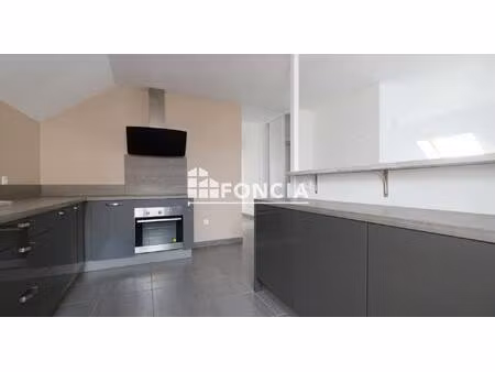 melun – 11  rue des récollets : bel appartement t4 de 96 m²  box fermé et place de parking