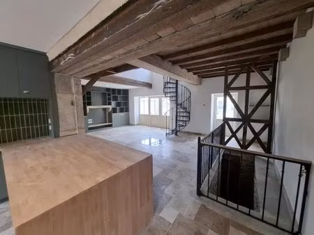 maison meublée avec cave   mezzanine et stationnements à romanèche-thorins