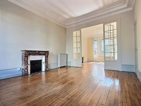 location maison de ville t8 d'env. 236 m2 avec 6 ch  + bureau  piscine chauffée et garage 