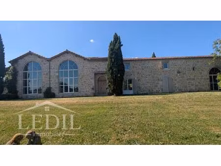 propriété de caractère en pierre avec vue panoramique
