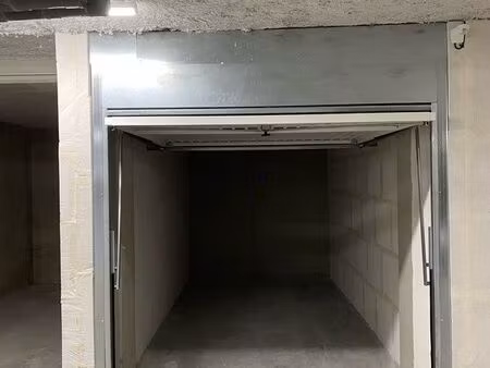 grand box / sécurisé ( située 5min du centre à pied )