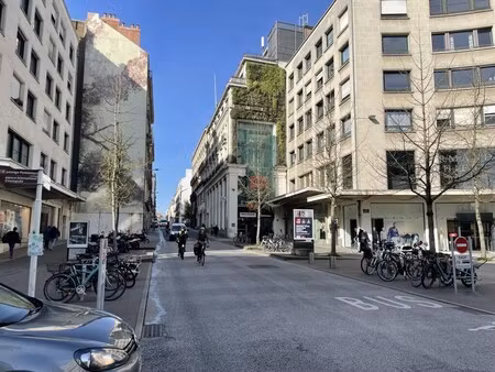 location commerce nantes 44000 1864m²