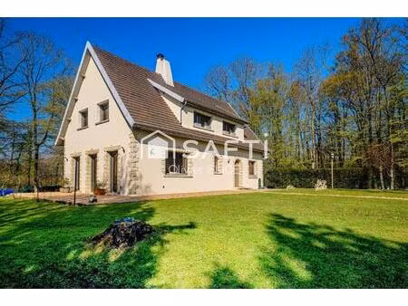 belle maison dans son écrin de verdure