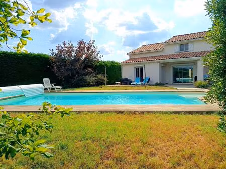 belle maison traditionnelle familiale avec piscine