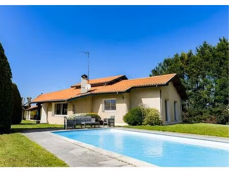 maison contemporaine avec piscine  grande terrasse et double garage