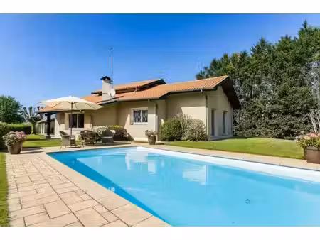 maison contemporaine  belle piscine  grande terrasse et double garage