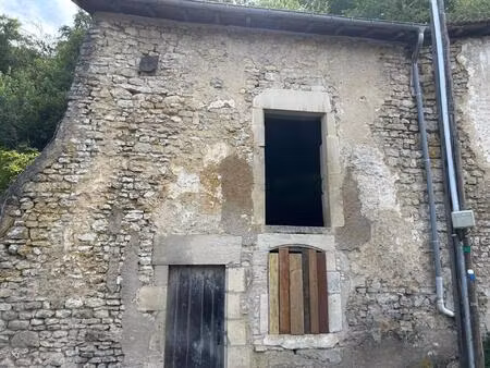 maison à refaire completement   avec un terrain plat sur le cote .