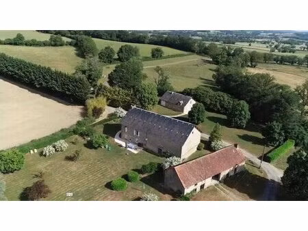 trois superbes propriétés situées dans leur propre hameau