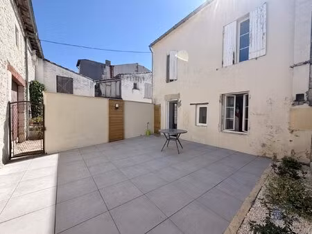 maison de village avec terrasse et grange