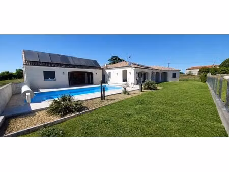 maison contemporaine de plain-pied avec piscine  pool house.