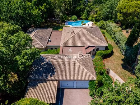 superbe villa de plain-pied avec 5 chambres  piscine et double garage  proche golf et...