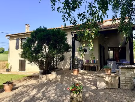 maison contemporaine de 105 m² avec grand jardin arboré et piscine chauffée