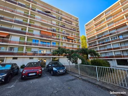 vends appartement t2 à bron proche hôpitaux
