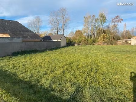terrain 887 m² juillan