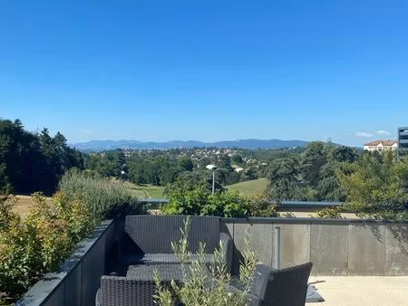 charmant studio meublé avec terrasse offrant une vue imprenable sur les monts du lyonnais