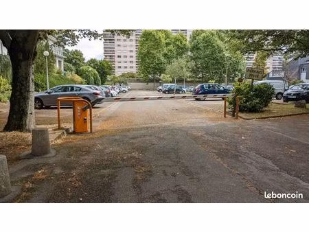 place parking extérieur beaulieu
