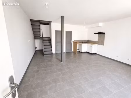 à louer – maison t4 de 77 m² avec terrasse  jardinet  box de stockage et 2 places de parki