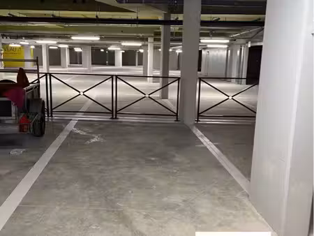 parking à 5min métro 5