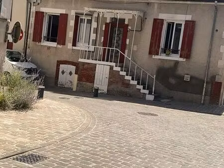 maison de ville au centre du village