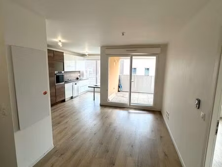 t3 65 6 m² - ivry  4min à pieds metro 7 pierre et marie curiet3 - balcon + parking - récen