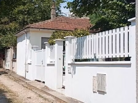 limite gentilly / arcueil (allée bellevue)  studio (12m²) individuelle munie de douche et 