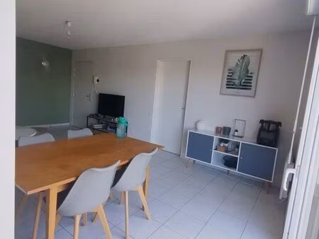 à louer – t2 bis avec bureau  balcon & parking – centre d'avoine